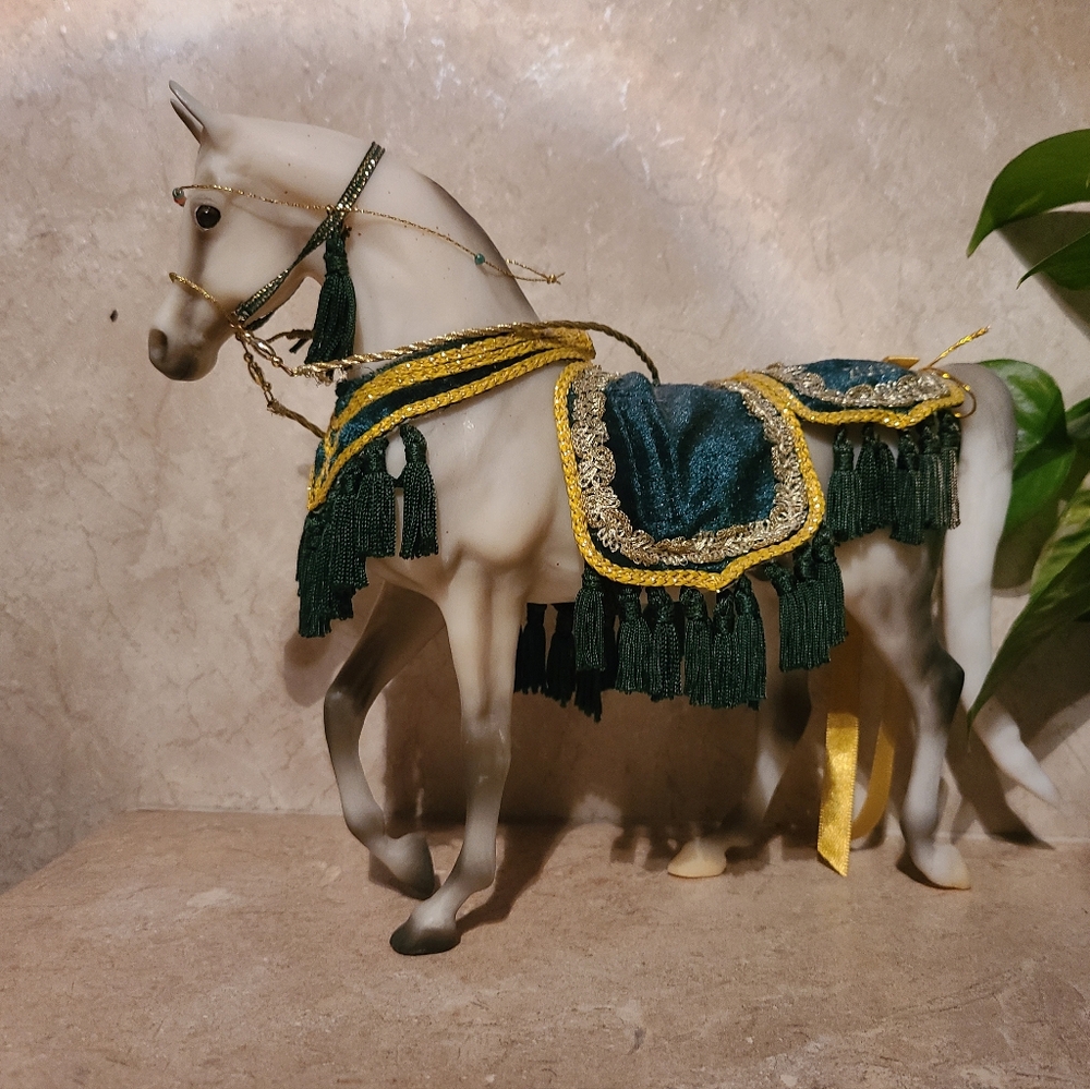 Breyer 2003 white Arabian w/ Costume traditional model horse - Picture 2 of 5